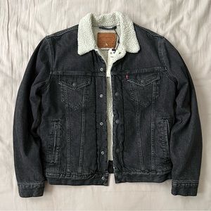 LEVI’S Sherpa Trucker Jacket
